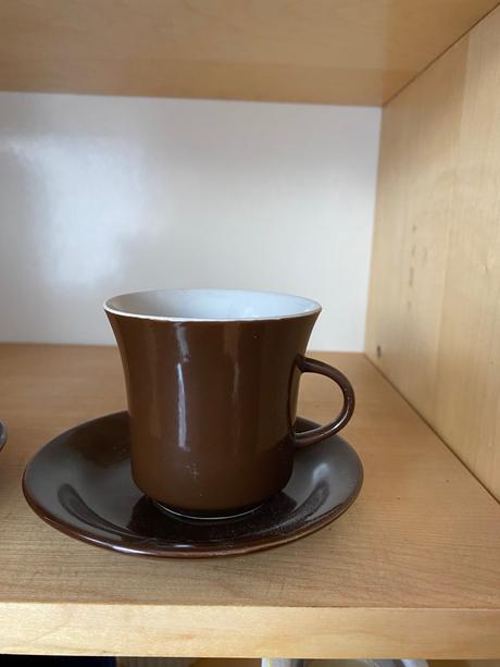 Krásne staré retro dve hnedé šálky s podšálkami, 