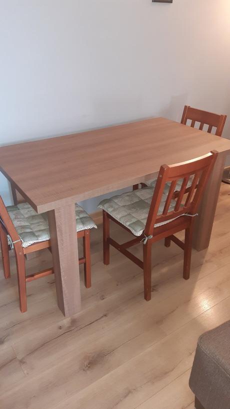 Jedálenský stôl a 4 stoličky, 
