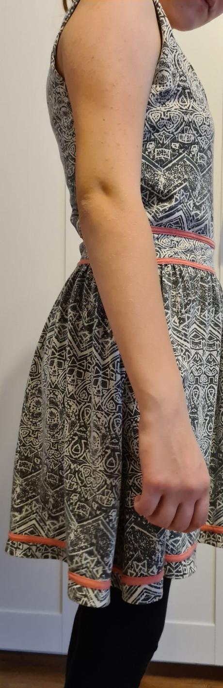 Sivé šaty s ornamentami, m