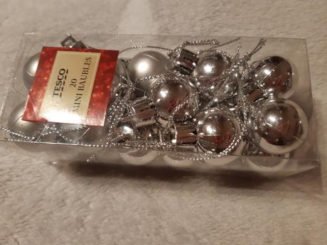 20 malých strieborných vianočných gulí, 