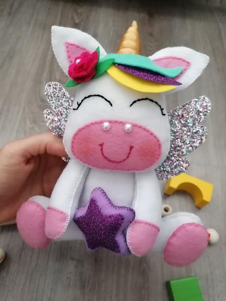 Rucne šitý jednorožec, 