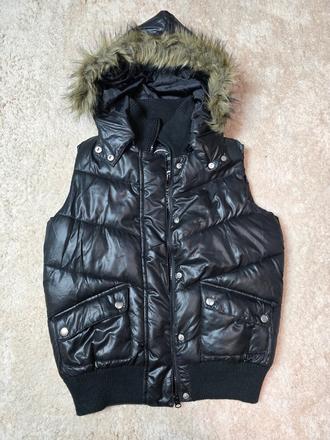 Čierna vesta s odopinatelnou kapucou, 36