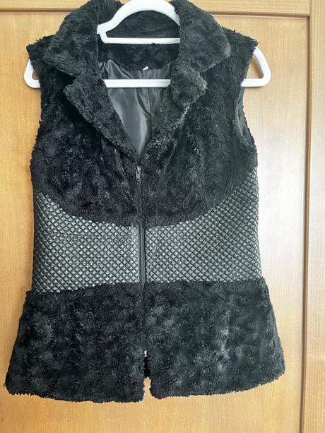 Týlová čierna vesta (kožušina + koženkový detail), m