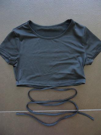 Krátky top so šnúrkami okolo pása, s