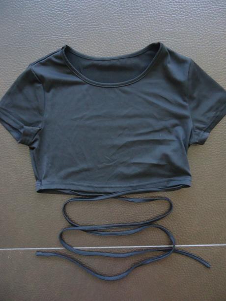 Krátky top so šnúrkami okolo pása, s