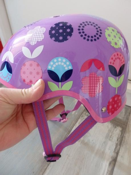 Kvietkovaná prilba na skate alebo bike 54/56 cm, s