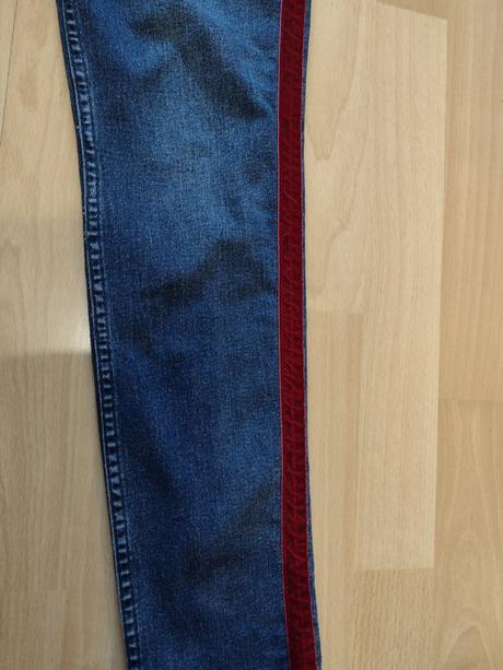 Skinny rifle s bordovým pásom, h&m,40