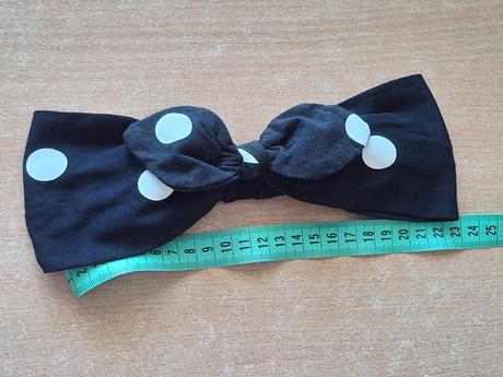 Čelenka látková čierna s bielymi bodkami a mašľou,