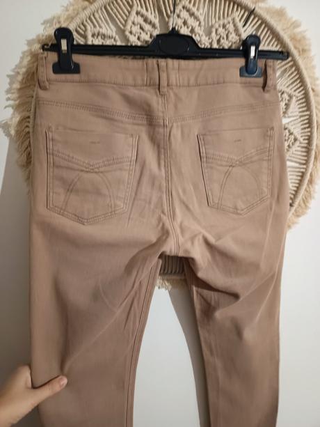 Béžové džínsy, m