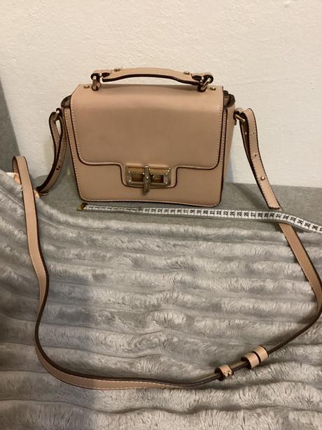 Kabelka s kovovým prvkom,