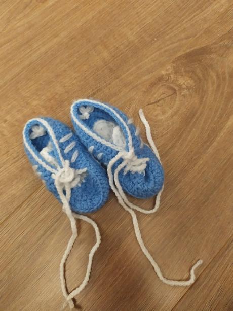 Háčkované papučky, capačky, <17