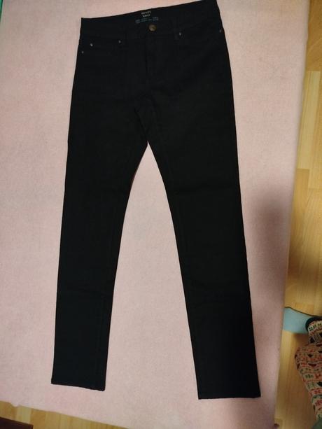 Darujem nové čierne rifle esmara za 5,50 eur posto, 32