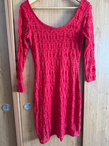 Červené šaty s čipkou, atmosphere,m