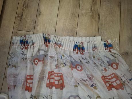 Záclona s autíčkami, 