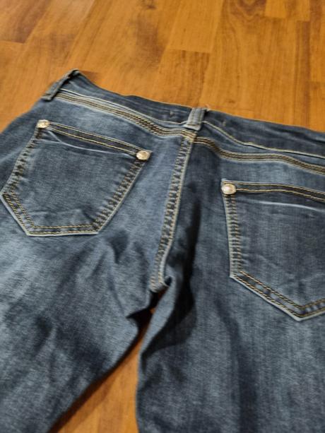 Tmavé elastické rifle, 32