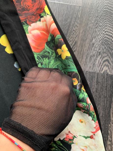 Obtiahnute mini kratke kvetovane šaty boohoo, s