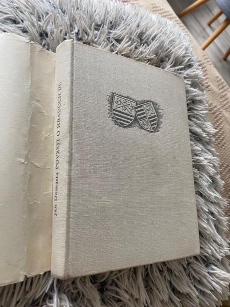 Krásna stará retro kniha povesti o hradoch 1971,