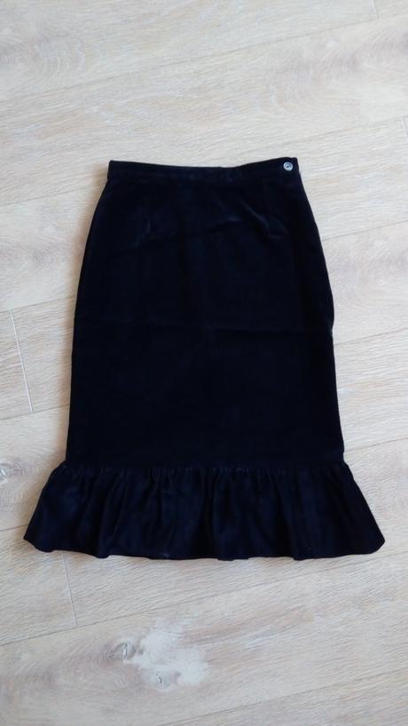 Čierna zamatová sukňa, 164
