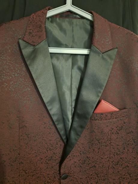 Bordový oblek, 54