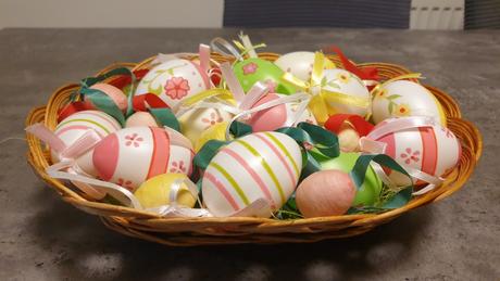 Košík s veľkonočnými vajíčkami,