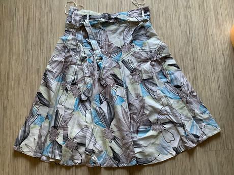 Krasna letná sukňa, 42