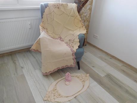 Hnedastý obrus veľký ručne vyšívaný,