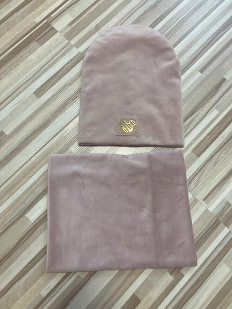 Čiapka a nakrčnik, 