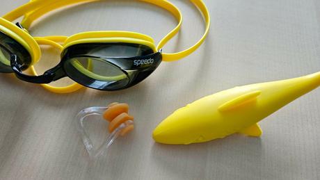 Speedo okuliare, štipec na nos a hračka žralok, 
