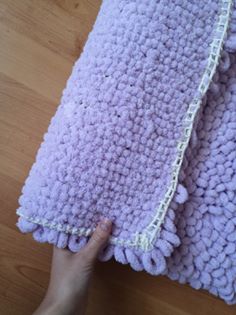 Fialový ručne vyrobený koberček z mäkkej priadze,