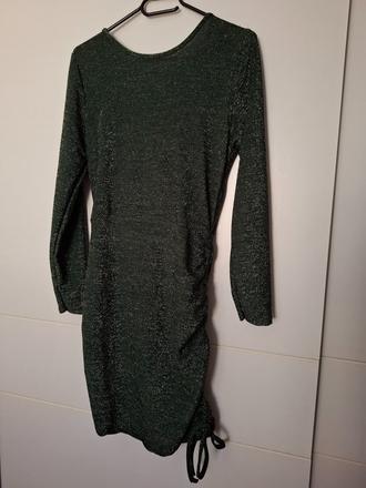 Trblietavé šaty s odhaleným chrbtom,