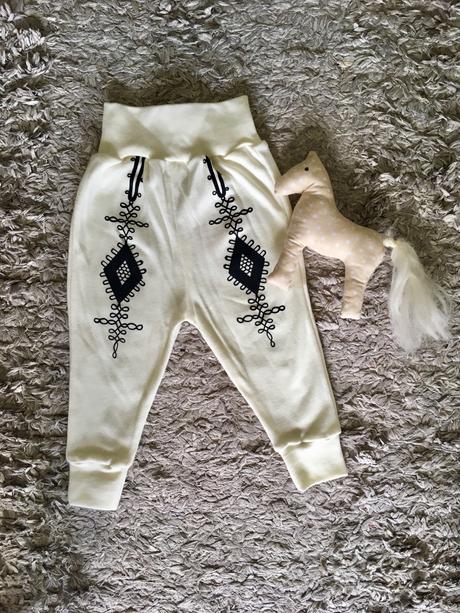 Folklorne teplaky, 68