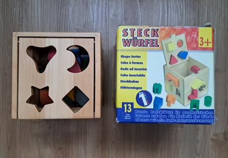 Drevená otváracia kocka na vkladanie tvarov, 