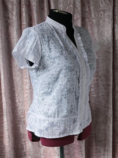 Biela blúzka s kvietkami a flitrami veľ.44, xxl