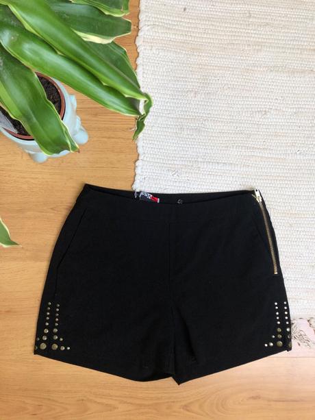 Čierne šortky so zlatými kamienkami, 36