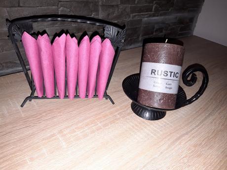 Stojan ná servitky mam aj ná sviečky,