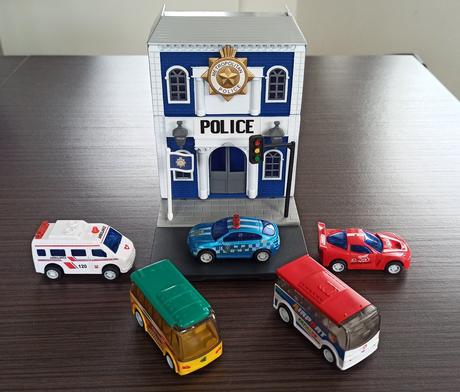 Policajná stanica a 5 áut, 