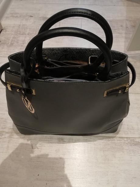 Nová šedá kabelka, 