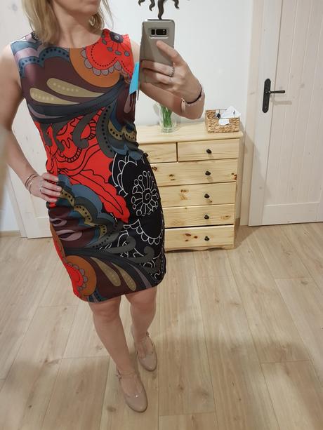 Pestrofarebné puzdrove saty.na bezne aj prílež. n., m