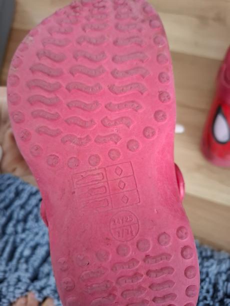 Slapky typu crocs, 24