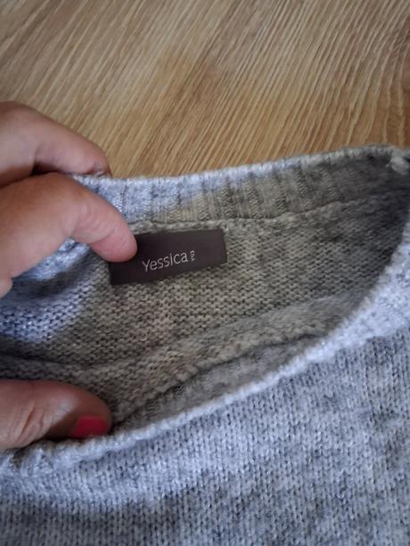 Šedý sveter s volánikmi, c&a,m