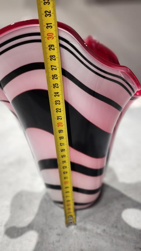 Čierno- červená váza, 