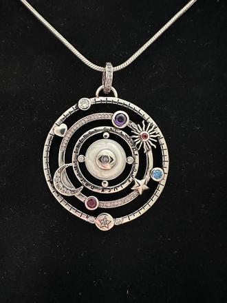 Strieborný medailón vesmírna energia, 