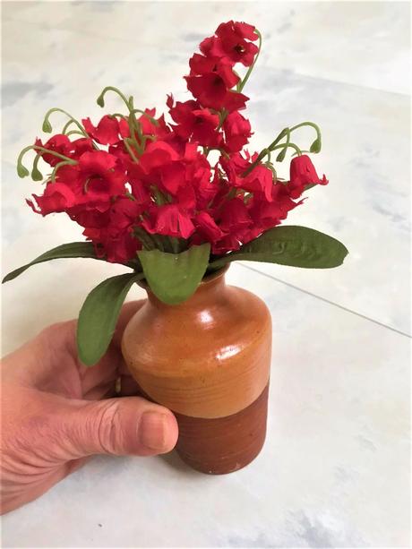 Hlinená váza s kvetmi,