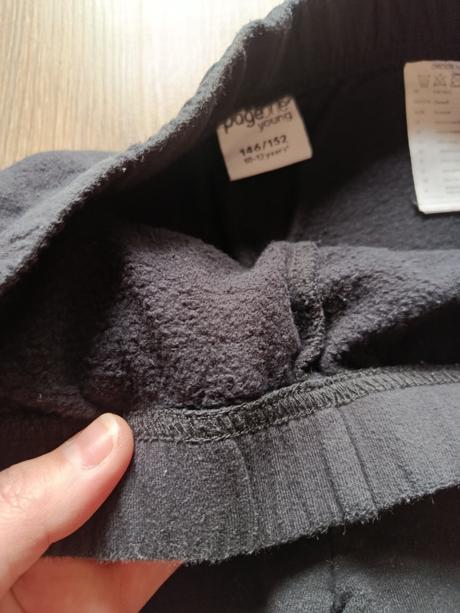 Úzke teplákové nohavice a ozdobnými pásikmi, takko,146