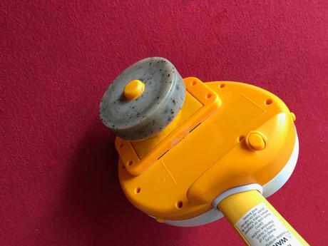 Kololotoč nad postielku, hrá, toči sa a svieti,