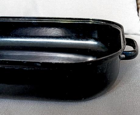 Starý smaltovaný pekáč,