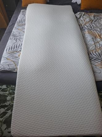 Vrchny matrac s pamatovou penou.,
