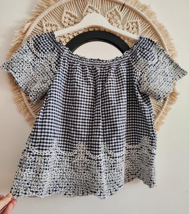 Kratšia blúzka s odhalenými ramenami, s