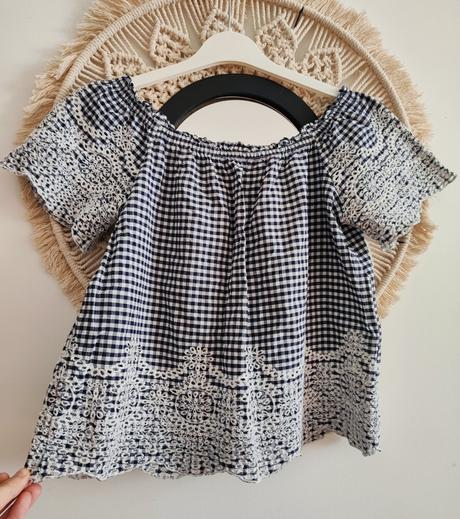 Kratšia blúzka s odhalenými ramenami, s