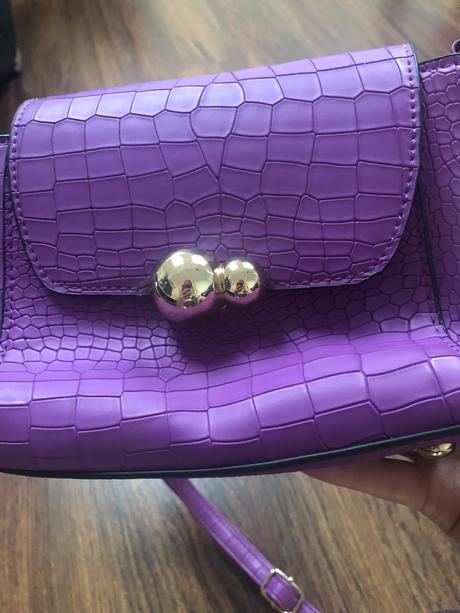 Mala fialova kabelka, 